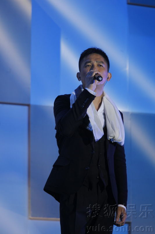 [视频]王菲梁朝伟同场合唱《心经》 天后影帝同台