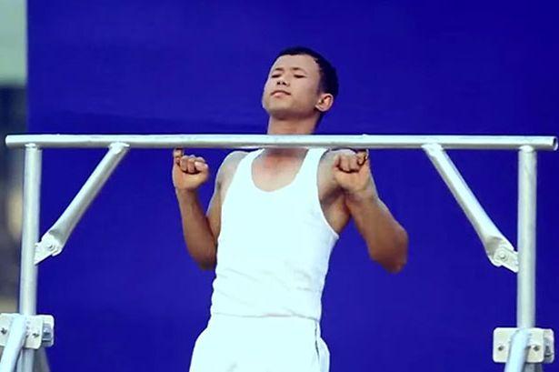 [视频]印度男子用小拇指做引体向上 破世界纪录(图)