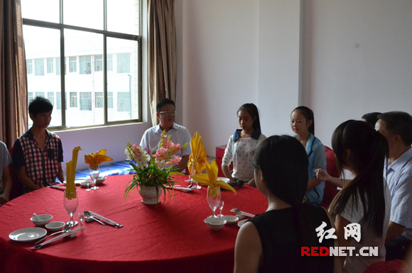 9月4日，资兴市职业中专。“把我当客人实习一下。”陈荣伟与餐饮培训班的学员座谈。