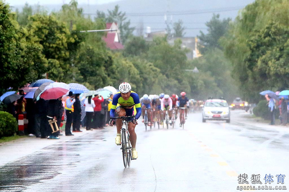 [视频]环秦岭中国自行车邀请赛雨中落幕 辽宁队成最后赢家