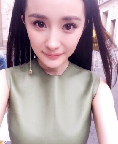 [视频]杨幂产后复出首秀自拍 辣妈上围丰满抢镜