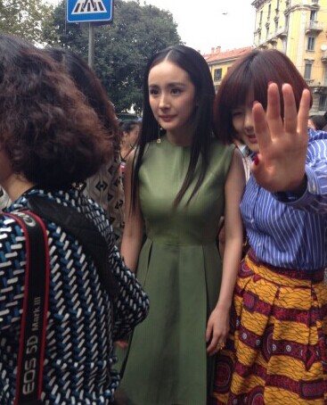 [视频]杨幂产后复出首秀自拍 辣妈上围丰满抢镜