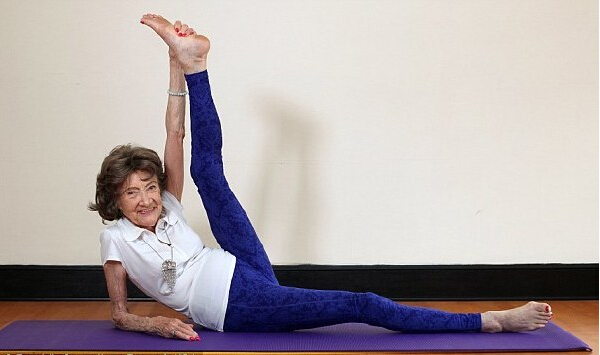 [视频]美国：96岁瑜伽女教练 被称超龄“软妹子”