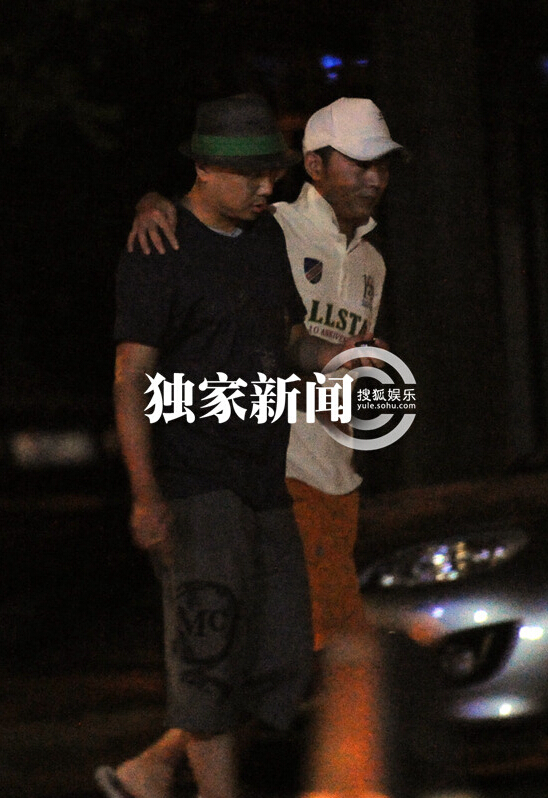 [视频]徐峥深夜与友人泡吧 身材发福现将军肚（图）