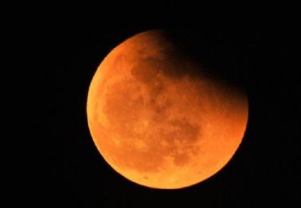 [视频]实拍我国唯美红月亮月全食全过程
