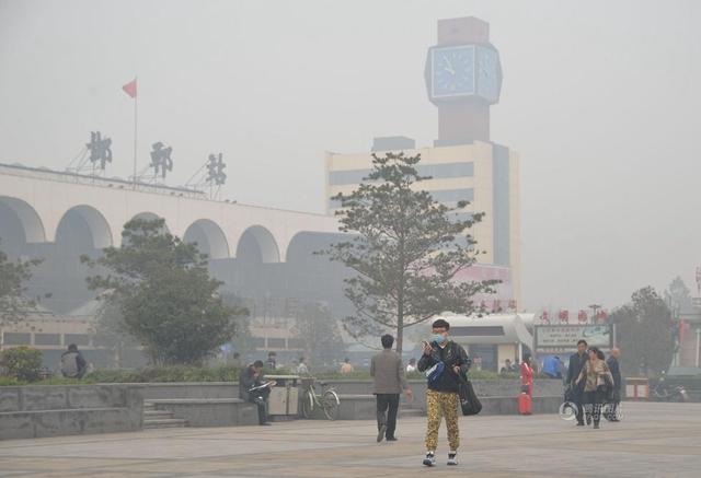 [视频]河北邯郸小学生重雾霾天里露天考试引争议