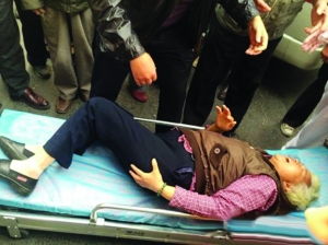 [视频]扬州老太街头摔倒称被小伙撞了 目击者：不是他撞的