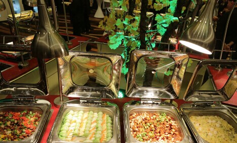 [视频]曝APEC晚宴菜单 4菜1汤厨师现场片烤鸭