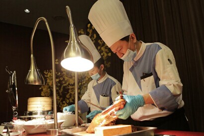 [视频]曝APEC晚宴菜单 4菜1汤厨师现场片烤鸭