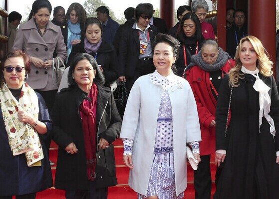 [视频]彭丽媛同APEC经济体领导人夫人畅游颐和园