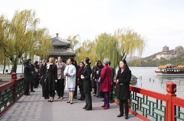 [视频]彭丽媛同APEC经济体领导人夫人畅游颐和园