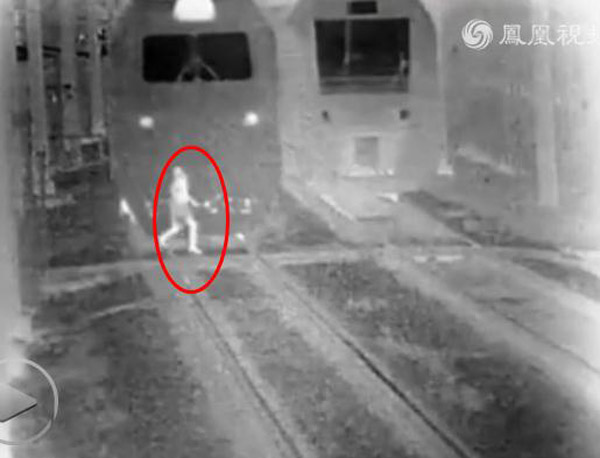 [视频]女子戴耳机过铁轨 惨遭火车碾压