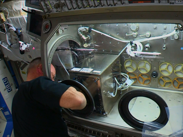 [视频]国际空间站首台3D打印机组装完成