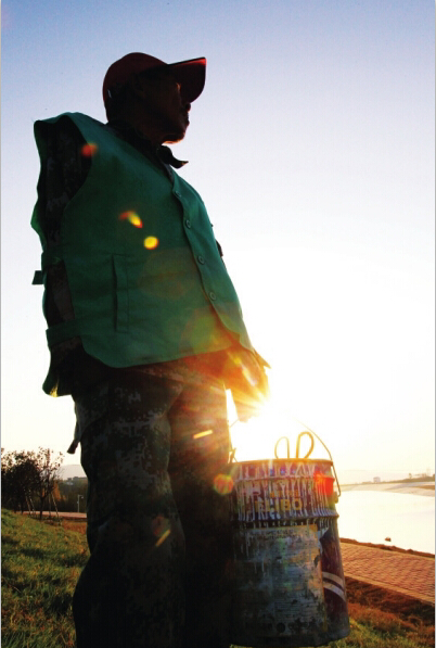 [视频]独臂老人为护一库清水坚持44年捡垃圾