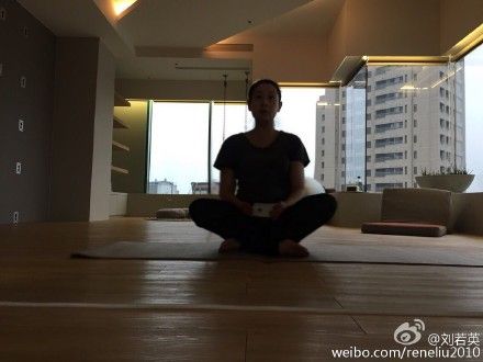 [视频]刘若英怀子7个月 巧遮孕肚盘腿瑜伽