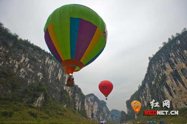 选手们乘着热气球升上槟榔谷的天空