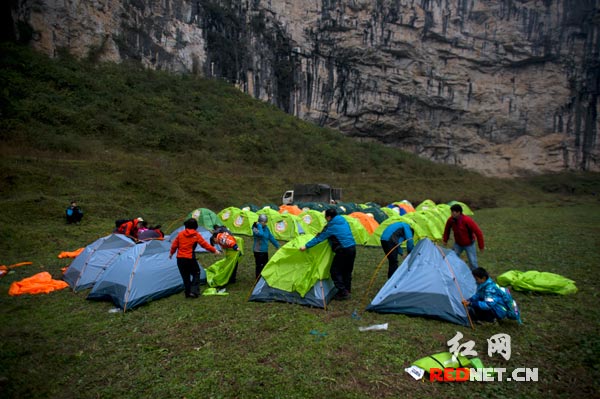 选手们在营地搭建夜宿的帐篷