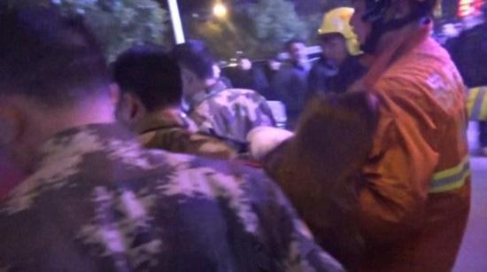 [视频]湖南岳阳：女子跳楼轻生 消防员徒手接住