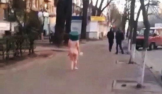 [视频]实拍乌克兰女演员铁锅罩头裸体持刀上街