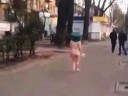 [视频]实拍乌克兰女演员铁锅罩头裸体持刀上街