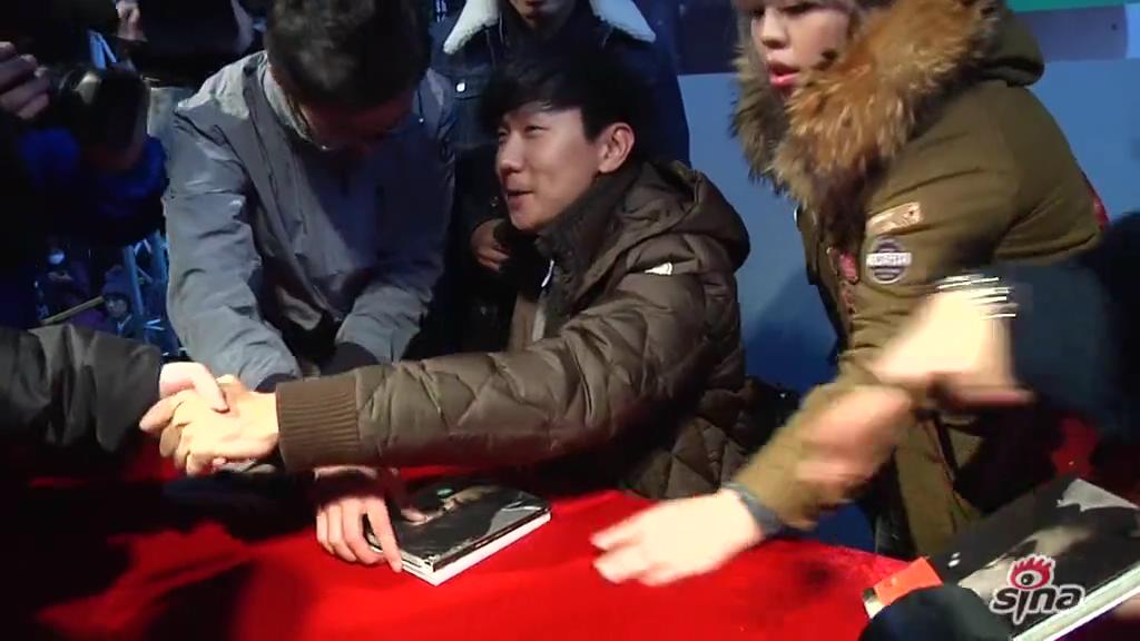 [视频]林俊杰遭假歌迷痛殴 左耳挫伤忍痛签唱