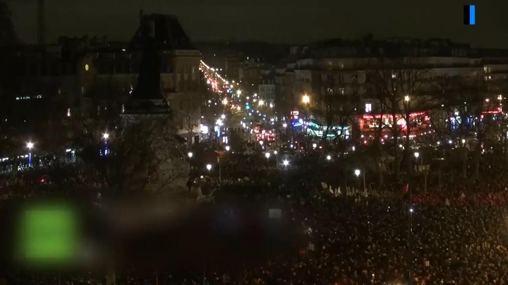 [视频]巴黎数万民众聚集 高呼口号支持遭袭周刊