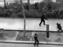 [视频]法杂志社遭袭现场曝光 蒙面歹徒补枪射杀受伤警察