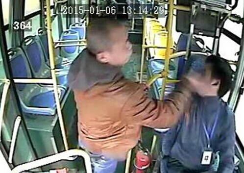 [视频]实拍长沙公交司机拒绝乘客未到站下车被扇耳光