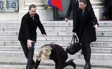[视频]丹麦美女首相爱舍丽宫台阶摔倒 瞬间爬起