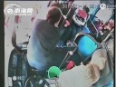 [视频]监拍公交女司机勇出手 夺回乘客被偷手机