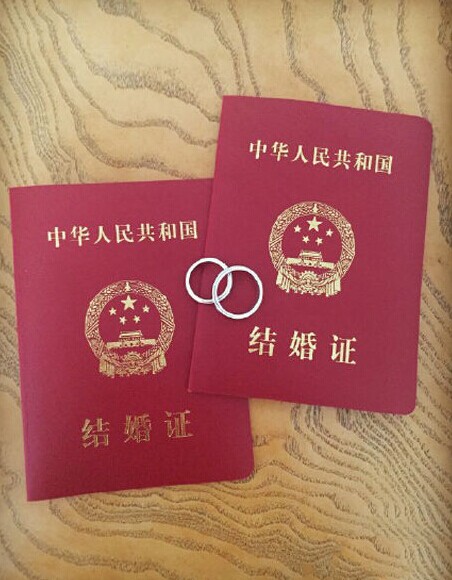 [视频]吴奇隆刘诗诗北京领证完婚 开心晒婚戒及结婚证