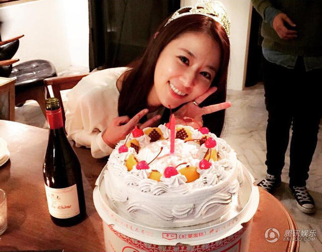 [视频]林心如片场庆生获粉丝熊抱 比剪刀手卖萌心情好