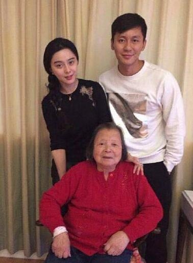 [视频]李晨范冰冰发文疑隔空示爱 网友：快公布吧