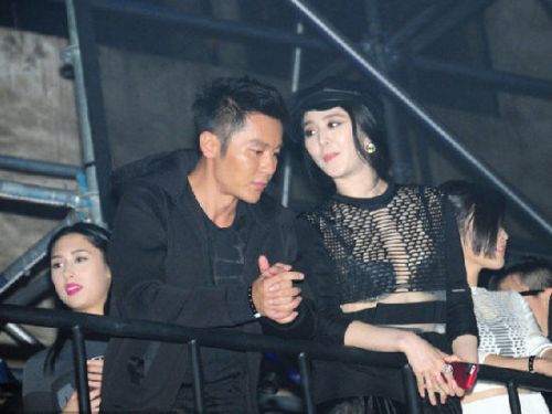 [视频]李晨范冰冰发文疑隔空示爱 网友：快公布吧