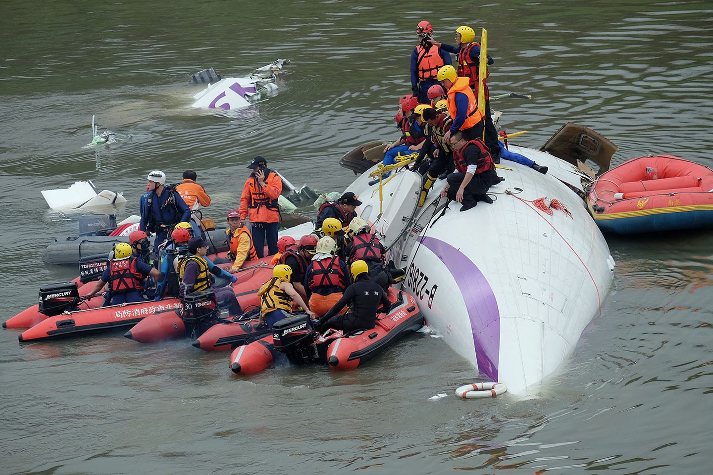[视频]台湾客机正副机长遗体被找到 坠机前避开居民区