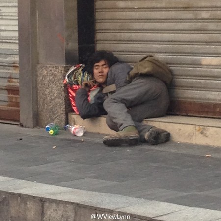 [视频]彭于晏跟成都流浪汉撞脸 网友：是本人在拍戏吧！