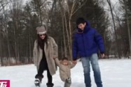 [视频]霍思燕晒一家三口滑雪度假照 儿子呆萌可爱