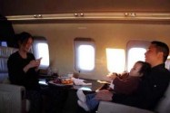 [视频]赵薇一天狂赚5亿 私人飞机澳洲豪玩与女儿卖萌