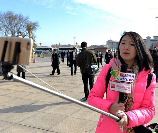 [视频]两会上的女汉子 女记者跪在地上采访