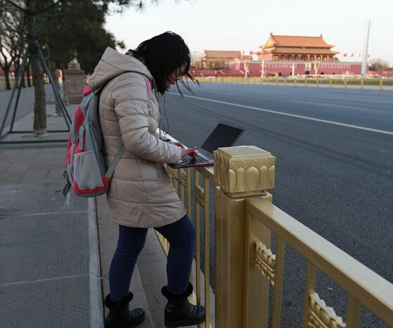 [视频]两会上的女汉子 女记者跪在地上采访