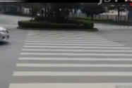 [视频]郴州现奇葩斑马线 需“轻功”飞过
