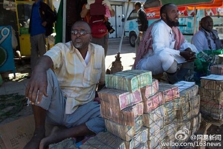 [视频]索马里兰现钞票市场 钞票成捆摆地摊