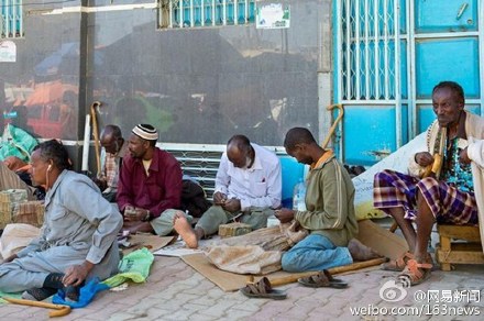 [视频]索马里兰现钞票市场 钞票成捆摆地摊
