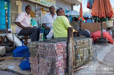 [视频]索马里兰现钞票市场 钞票成捆摆地摊
