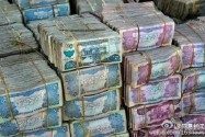 [视频]索马里兰现钞票市场 钞票成捆摆地摊