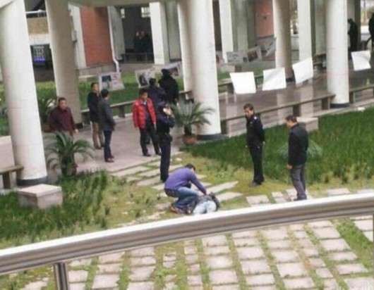 杭州：大二男生表白失败 当同学面以飞翔姿势跳楼