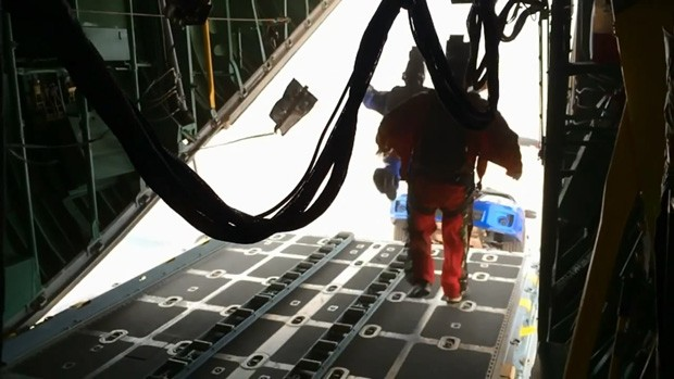 [视频]《速激7》发"跳飞机"制作特辑 豪华跑车如何从天而降