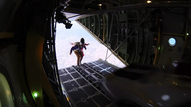 [视频]《速激7》发"跳飞机"制作特辑 豪华跑车如何从天而降