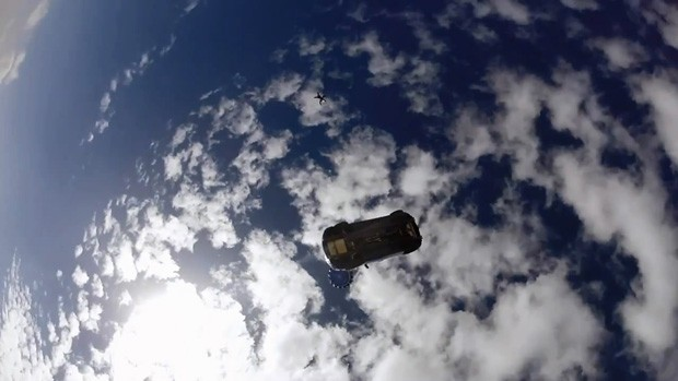 [视频]《速激7》发"跳飞机"制作特辑 豪华跑车如何从天而降