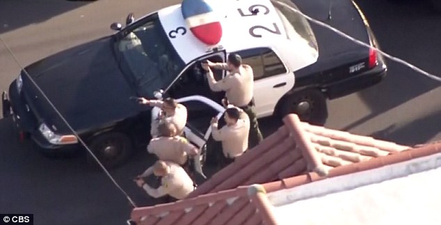 [视频]美国洛杉矶：警匪街头枪战 电视全程直播